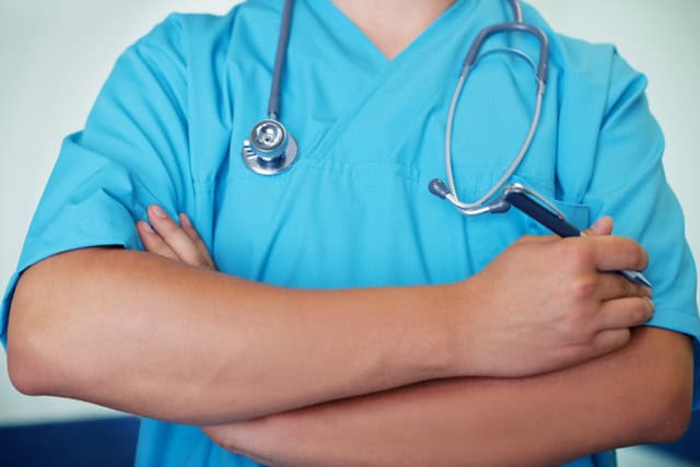 מוהל או רופא